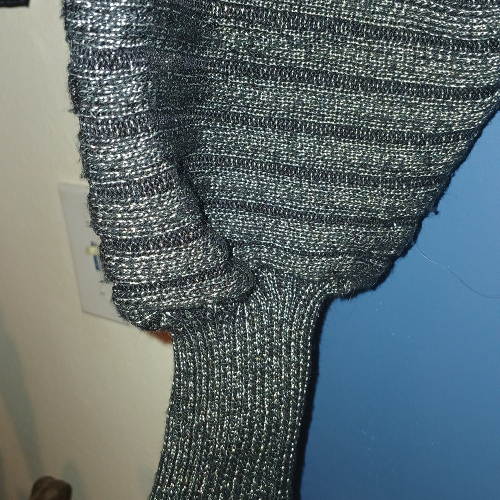 Vintage 90's Elegant Metallic V-Neck Sweater with Bold Accents - Picture 9 of 14